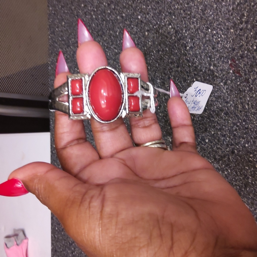 💋Silvertone Heavy bracelet with red stones NWOT